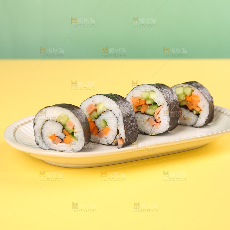 浅底上的寿司卷