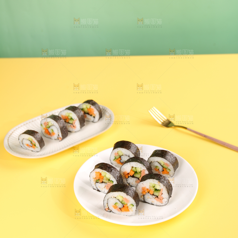 浅底上的寿司卷