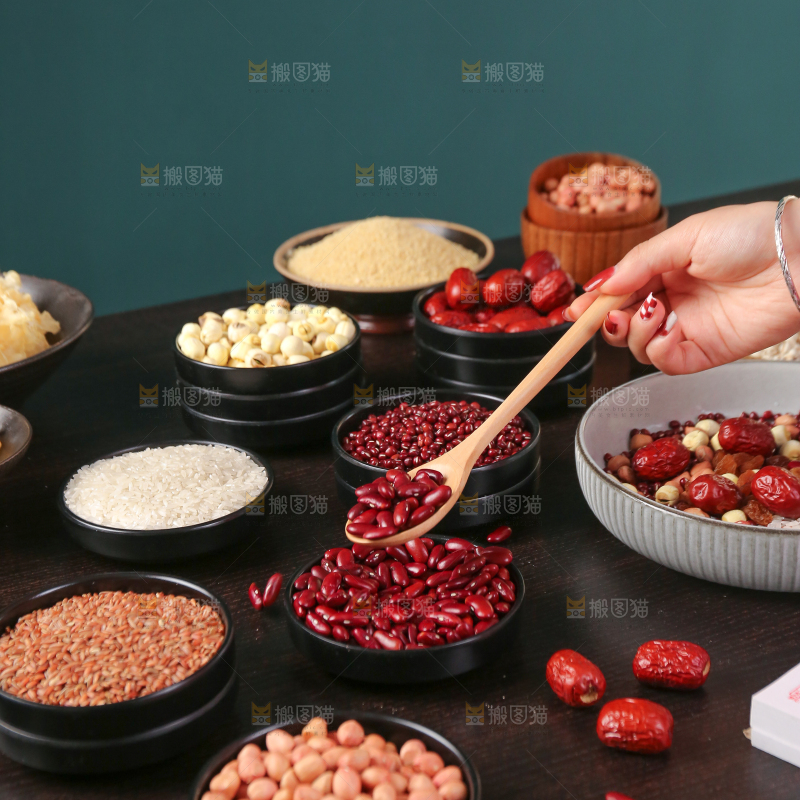 深底上的腊八粥食材