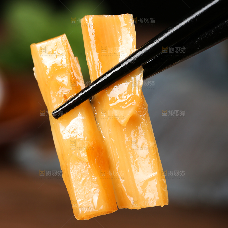 深底上的炒酸辣笋