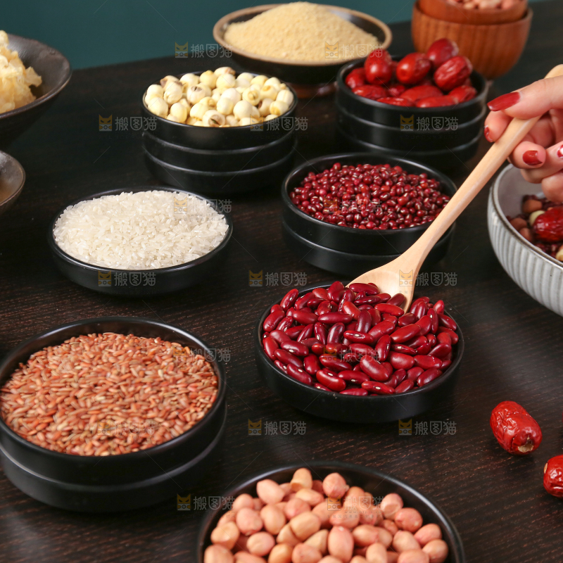 深底上的腊八粥食材