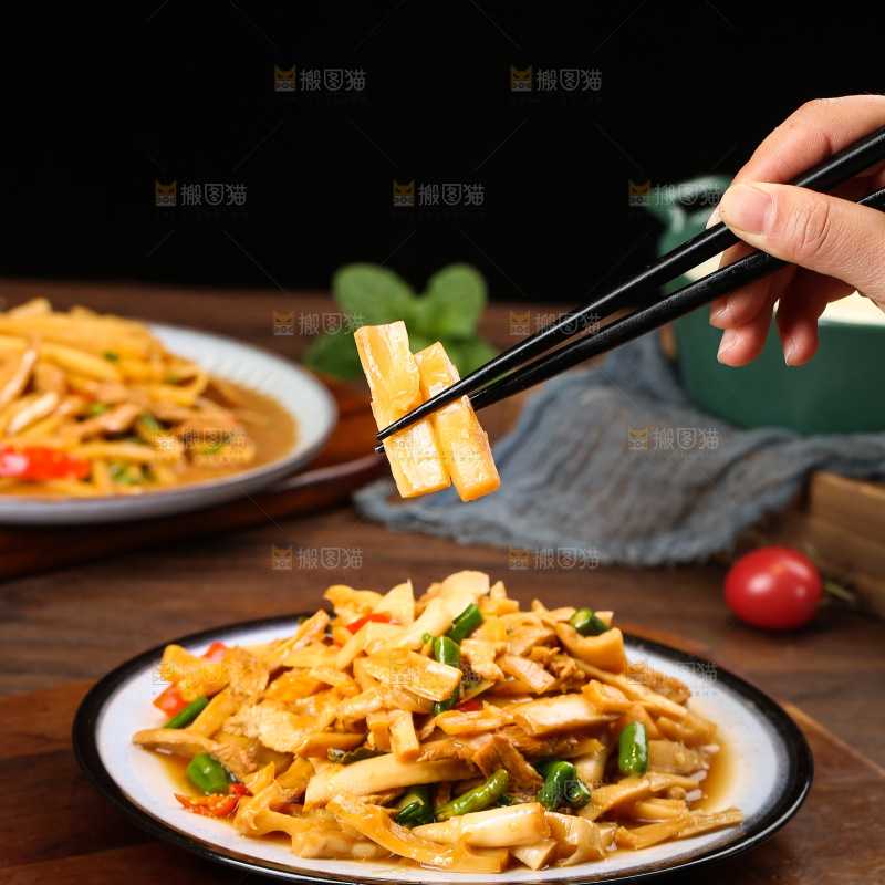 深底上的炒酸辣笋
