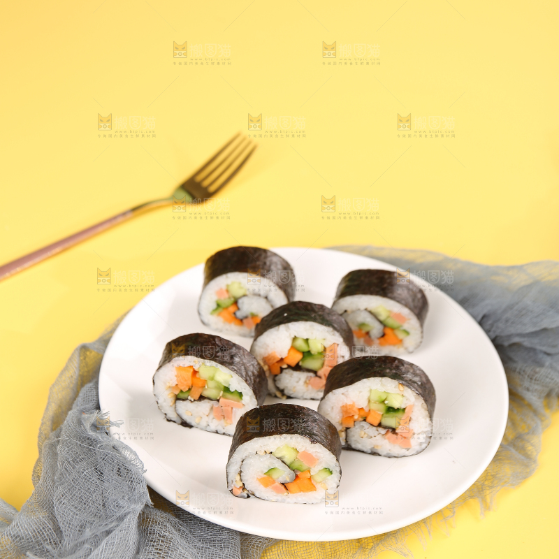 浅底上的寿司卷