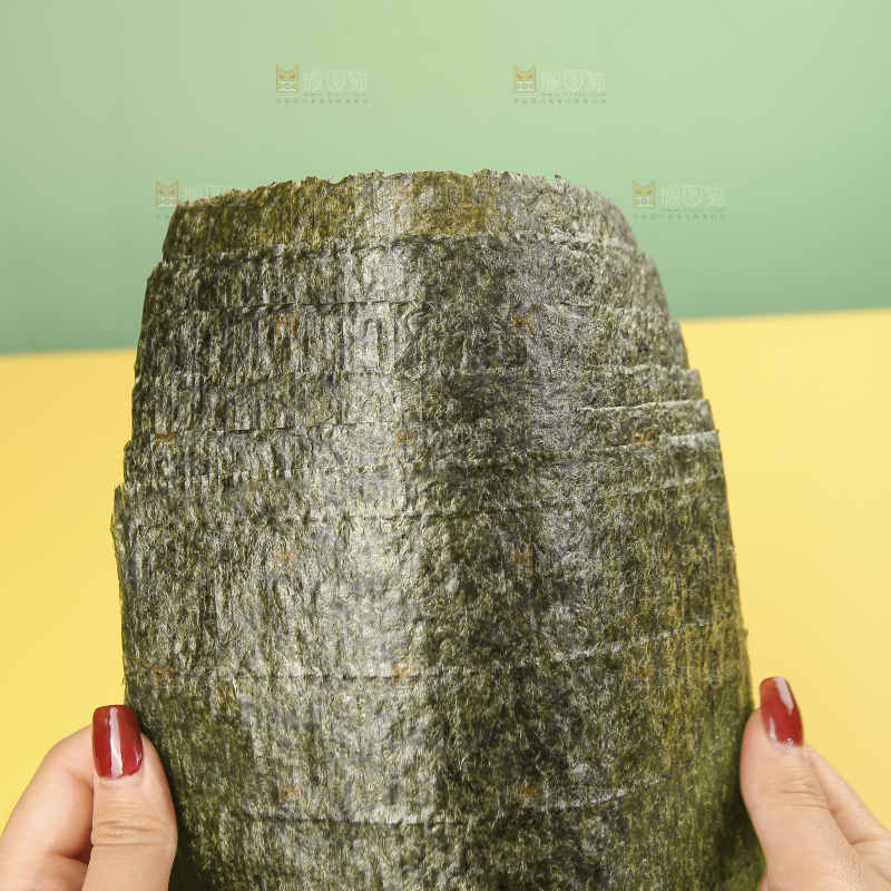 浅底上的海苔卷