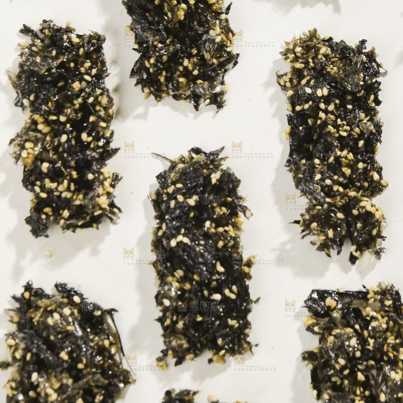 白底上的海苔碎