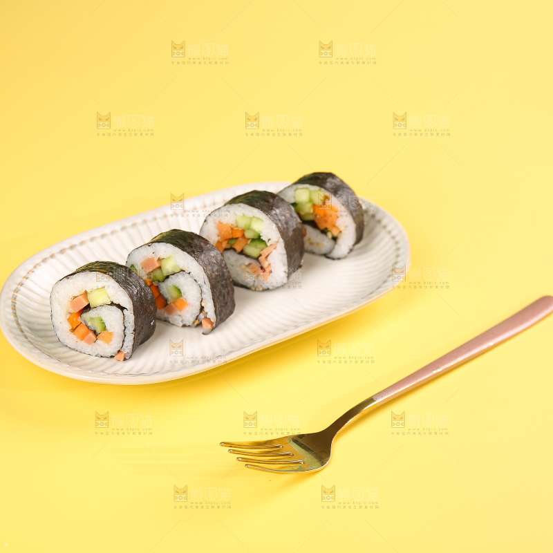 浅底上的寿司卷