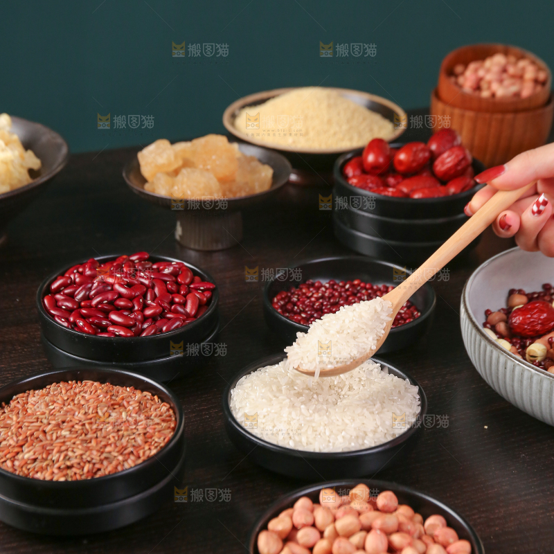深底上的腊八粥食材