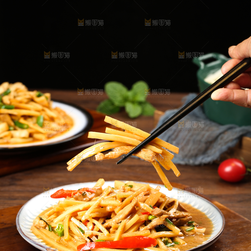深底上的炒酸辣笋