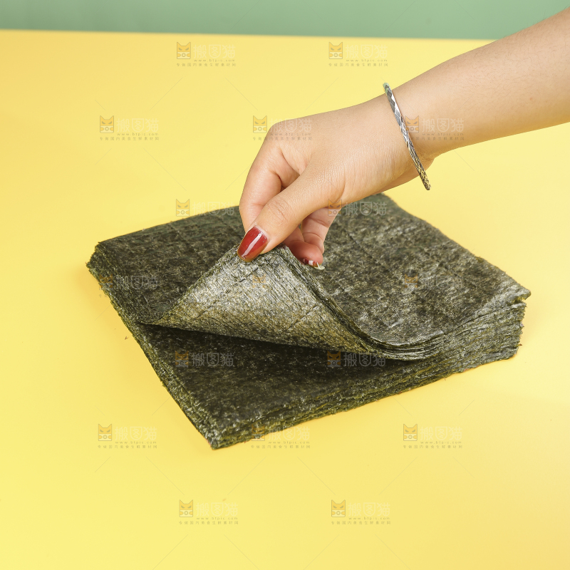 浅底上的海苔卷