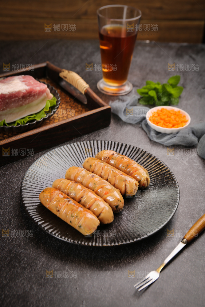 黑底上的膳食蔬菜肠