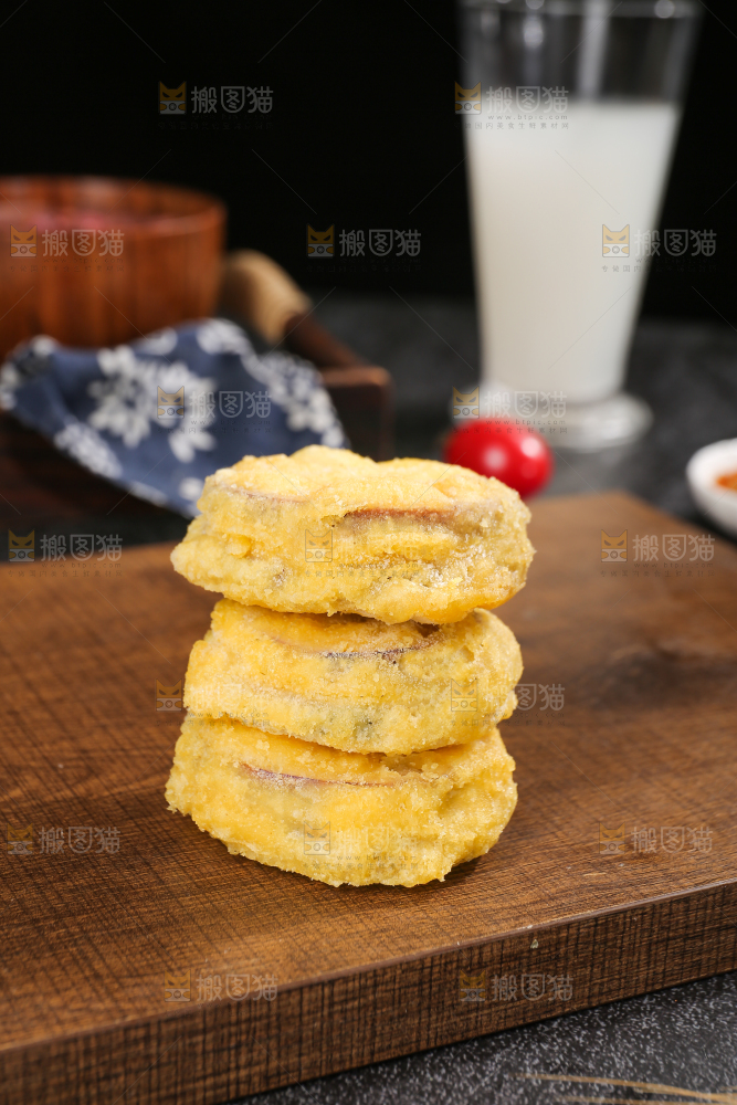 深底上的炸茄盒