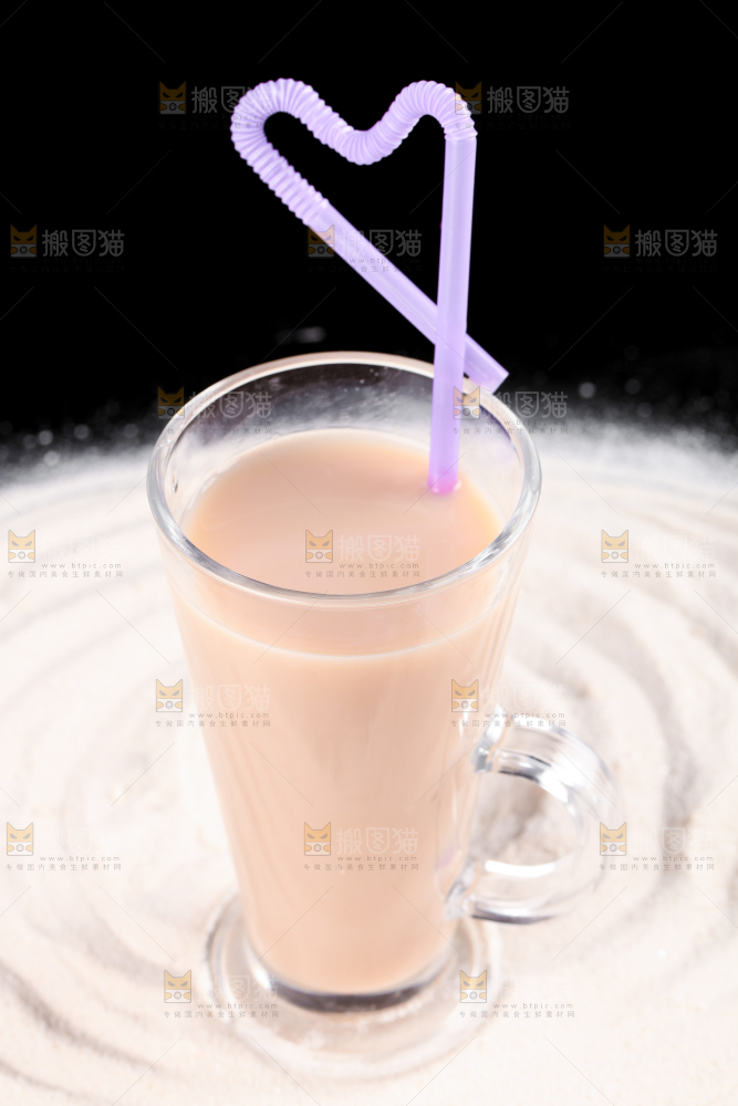 黑底上的奶茶粉