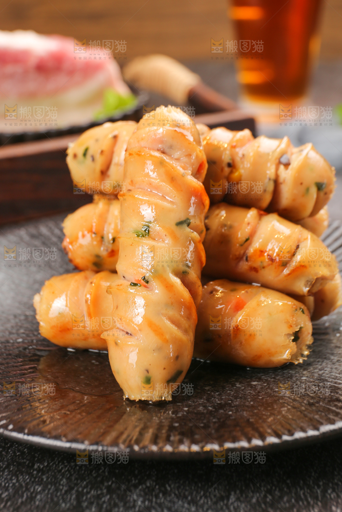 黑底上的膳食蔬菜肠