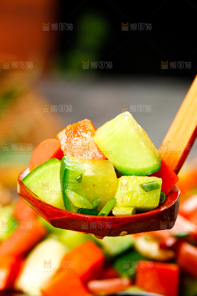 深底上的凉拌萝卜