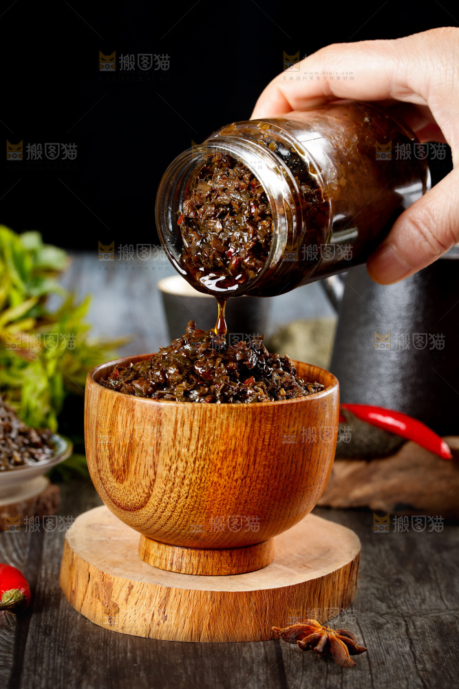 深底上的香椿酱