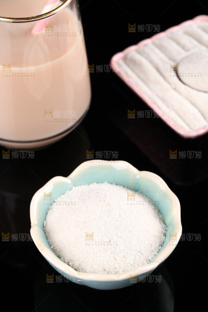 黑底上的奶茶粉