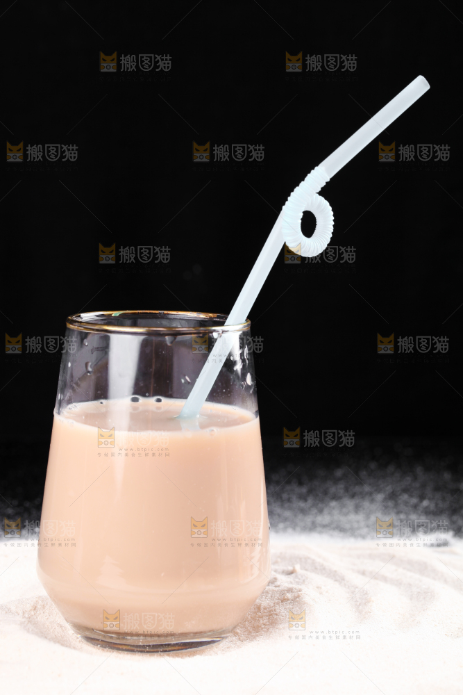 黑底上的奶茶粉