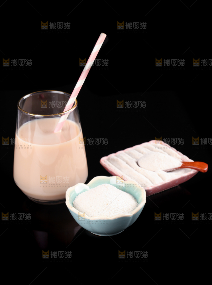 黑底上的奶茶粉