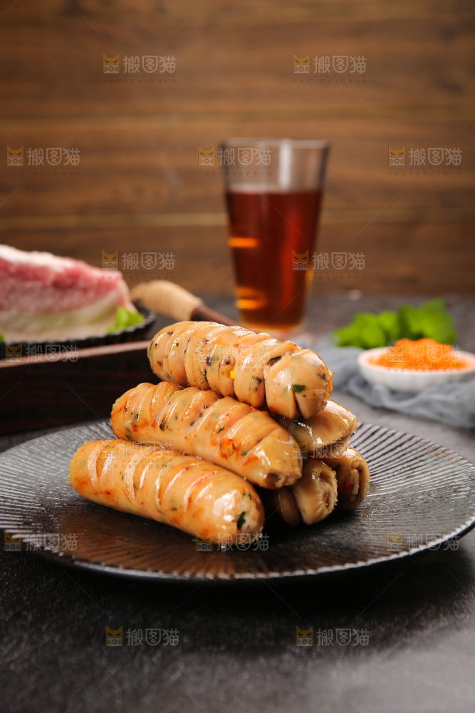 黑底上的膳食蔬菜肠