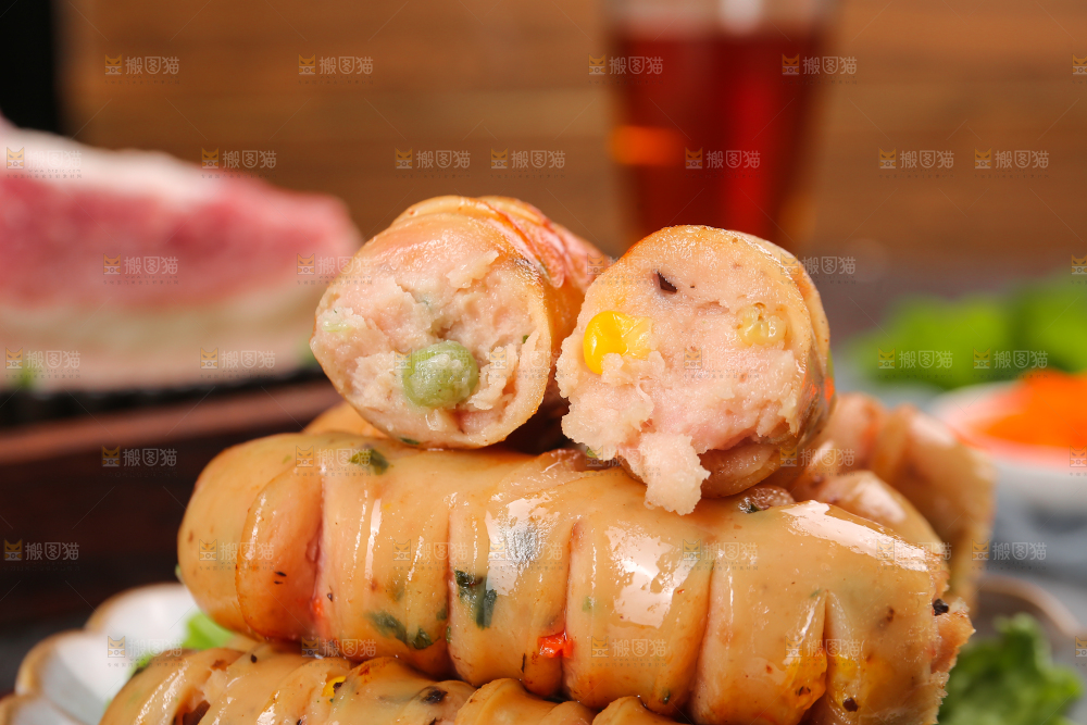 黑底上的膳食蔬菜肠