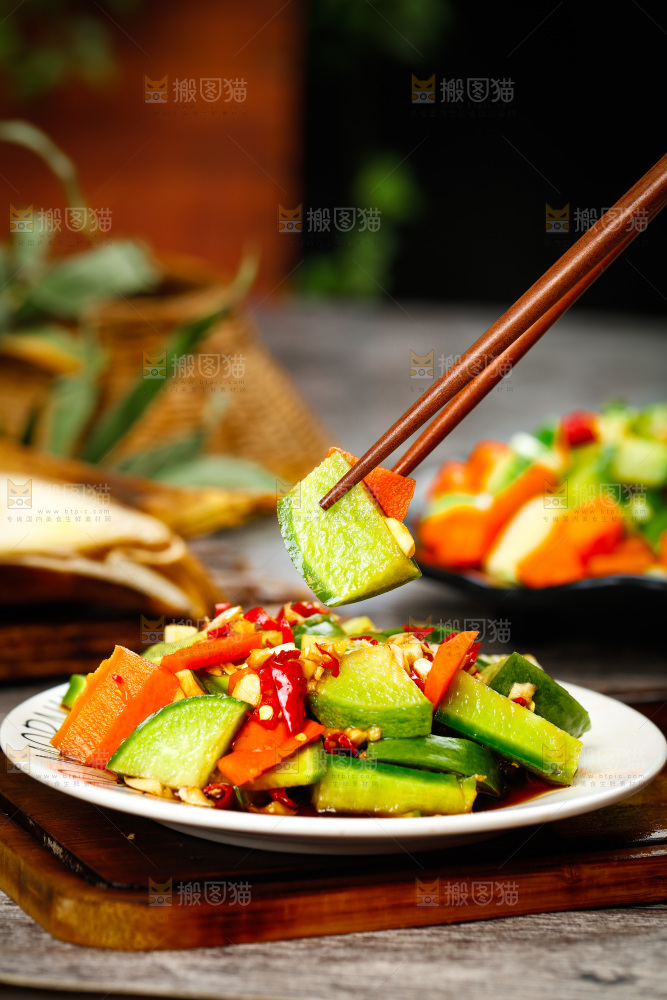 深底上的凉拌萝卜