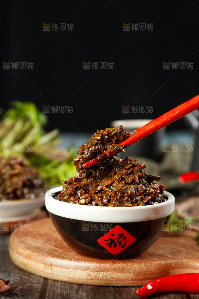 深底上的香椿酱