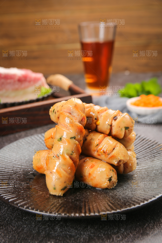 黑底上的膳食蔬菜肠