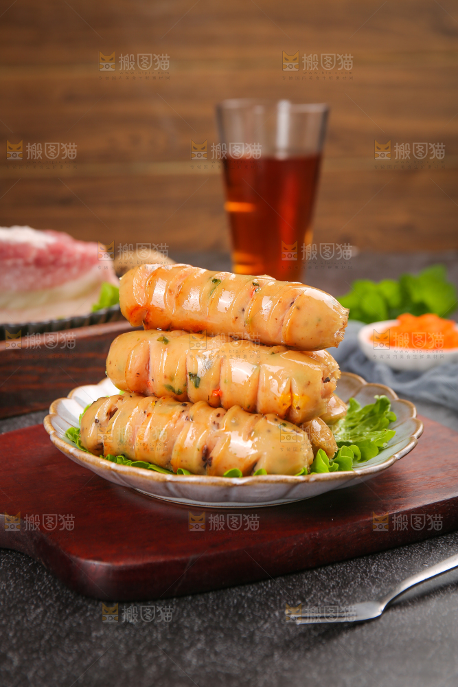 黑底上的膳食蔬菜肠
