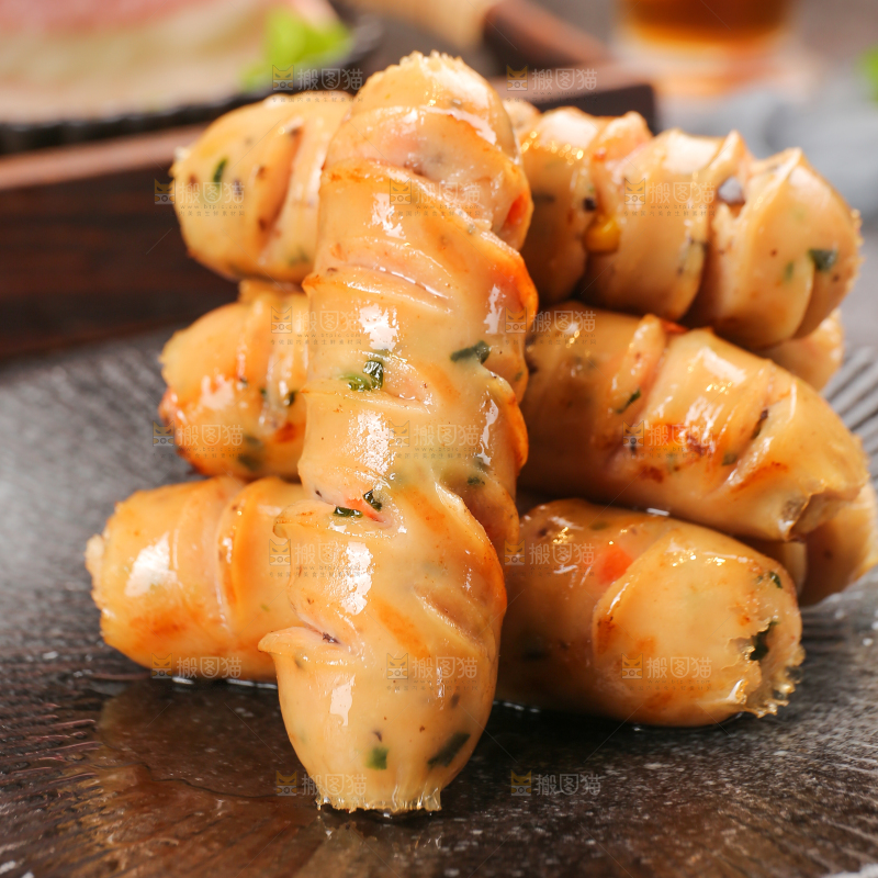 黑底上的膳食蔬菜肠