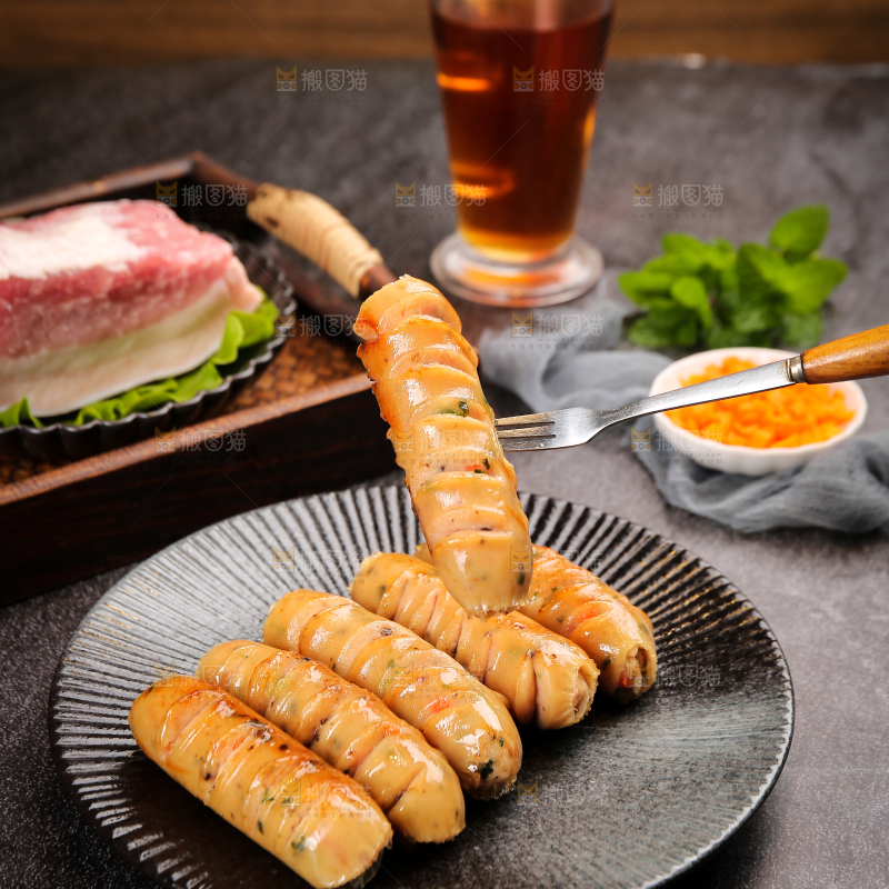 黑底上的膳食蔬菜肠