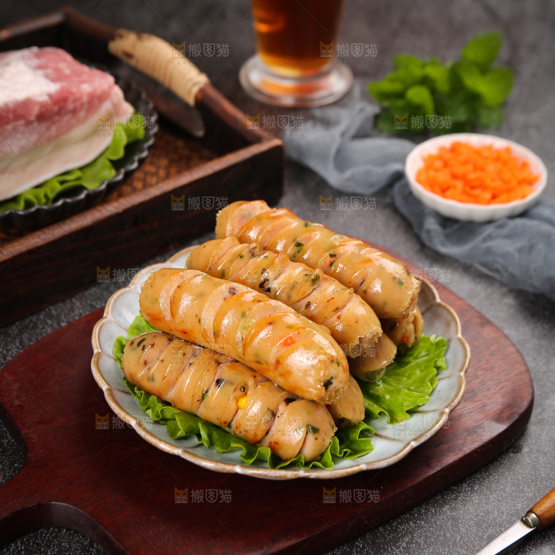 黑底上的膳食蔬菜肠