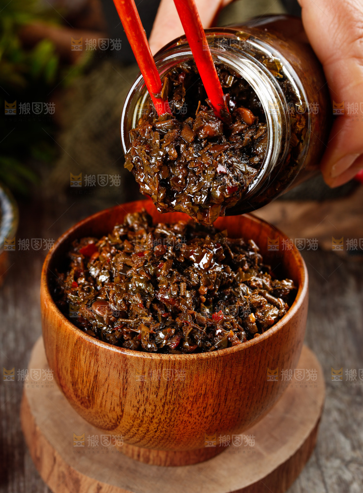 深底上的香椿酱