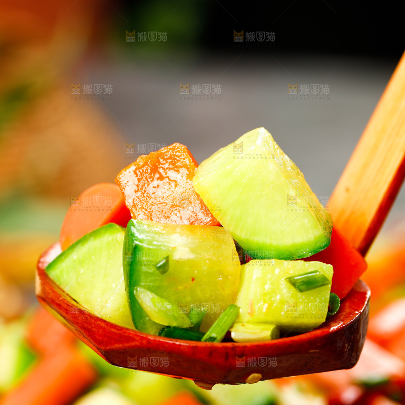 深底上的凉拌萝卜