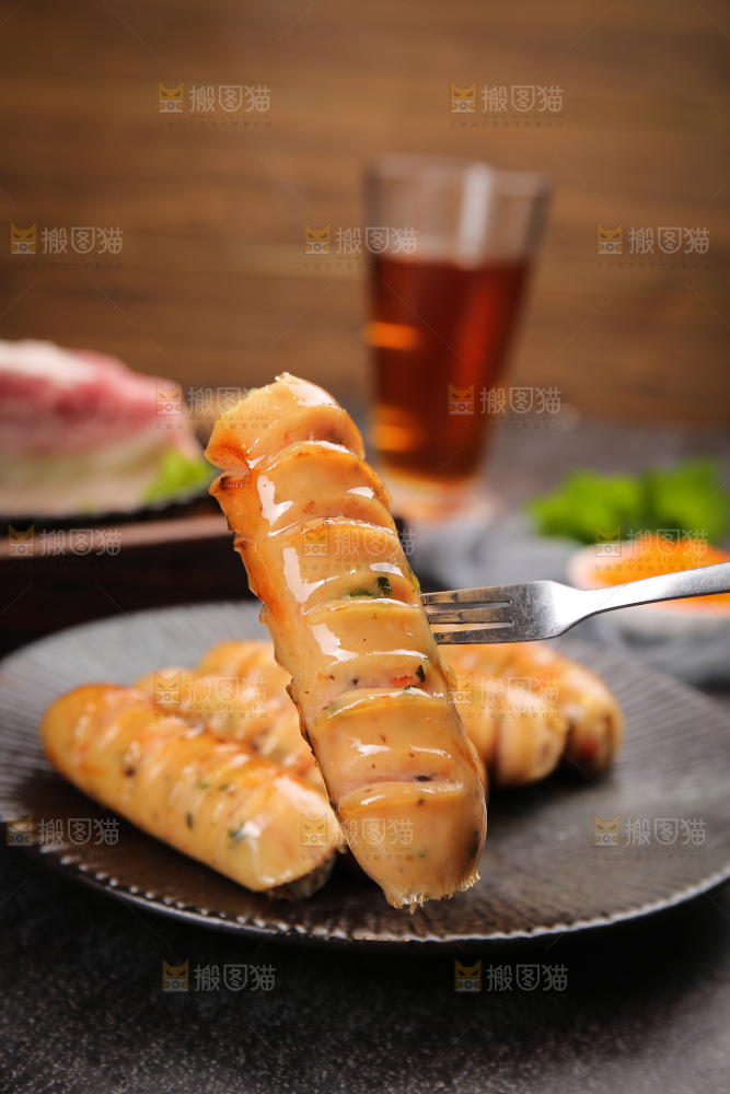 黑底上的膳食蔬菜肠