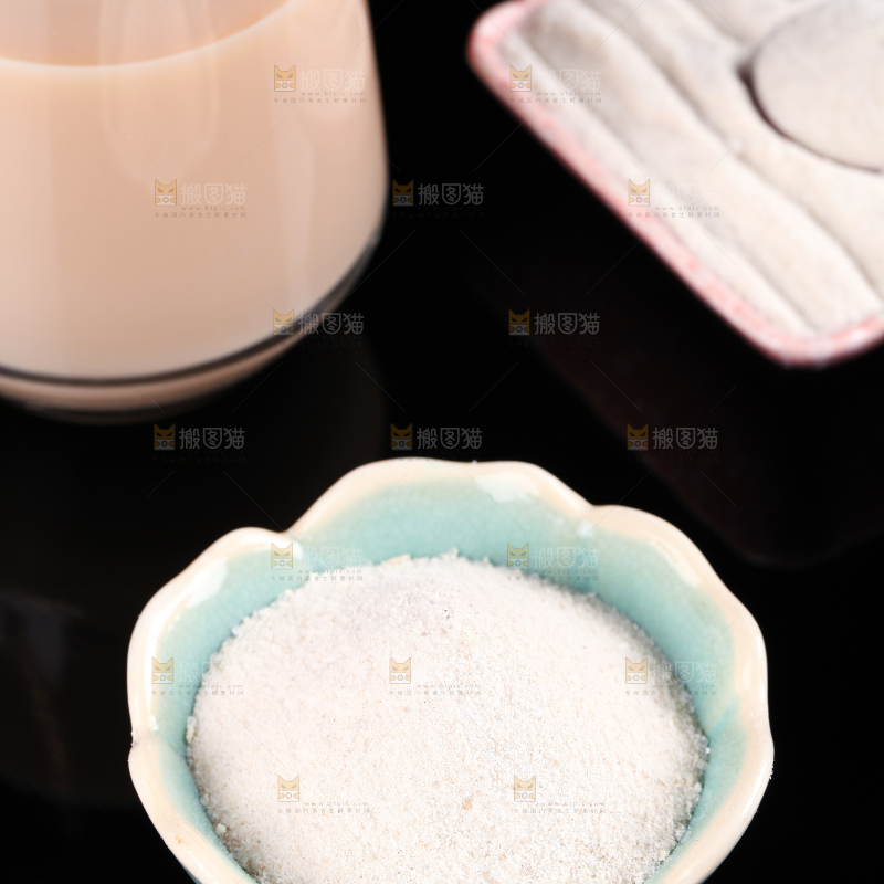 黑底上的奶茶粉