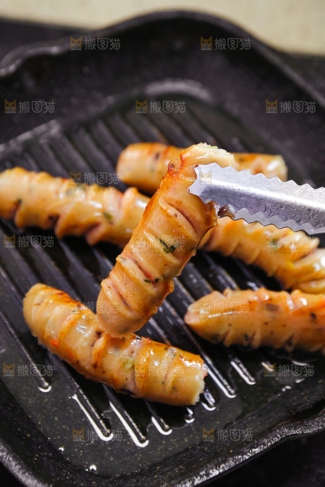 锅里正在煎蔬菜肠
