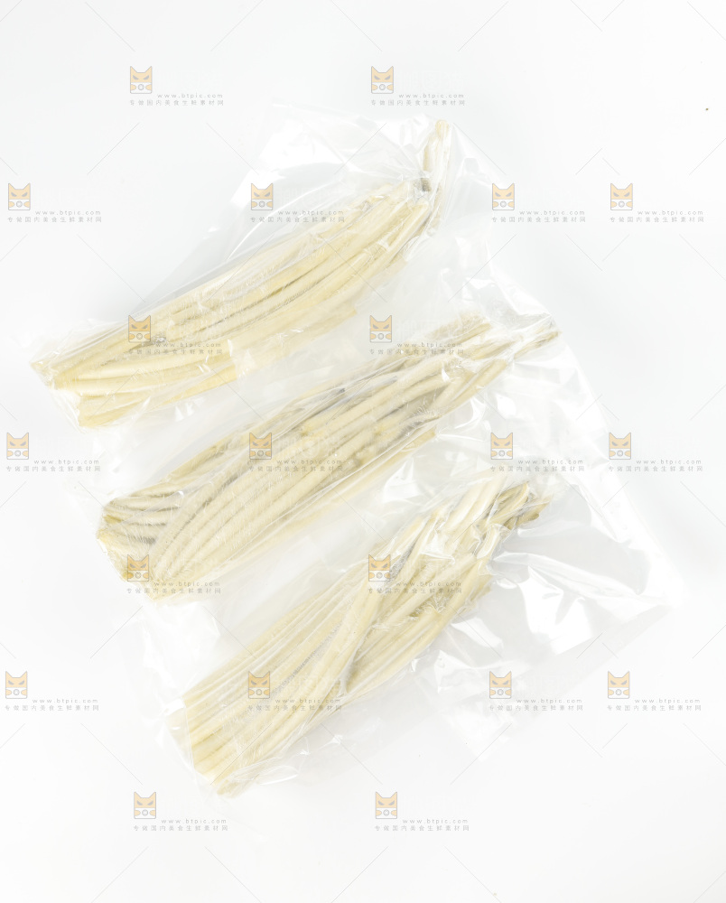 白底上的新鲜藕带