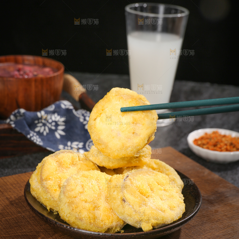 深底上的炸茄盒
