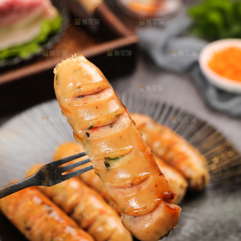 黑底上的膳食蔬菜肠