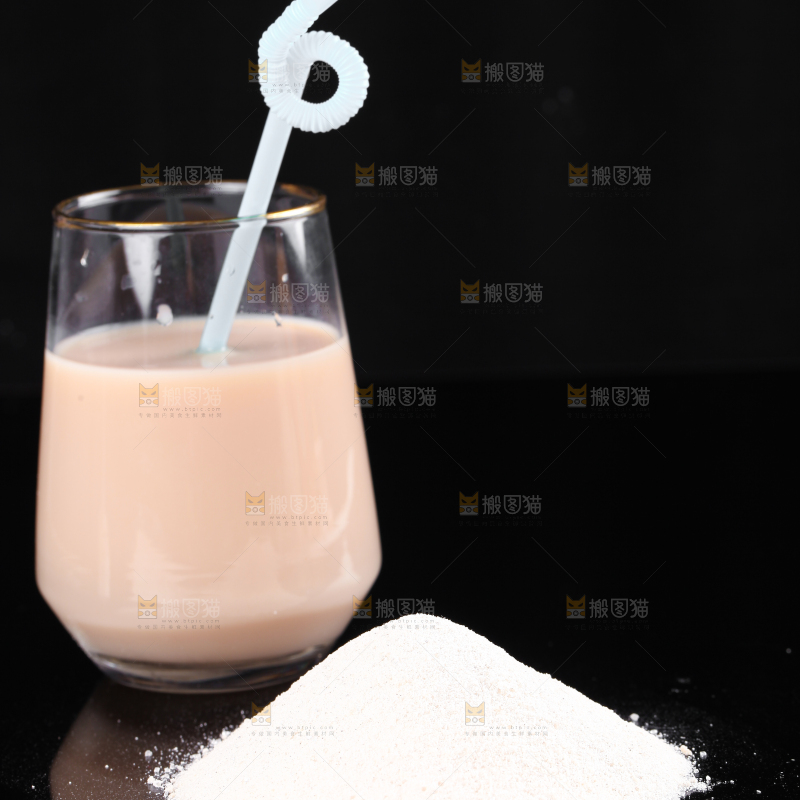 黑底上的奶茶粉