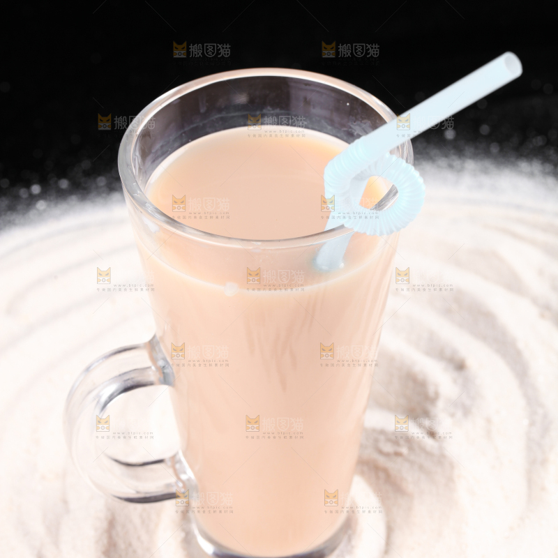 黑底上的奶茶粉