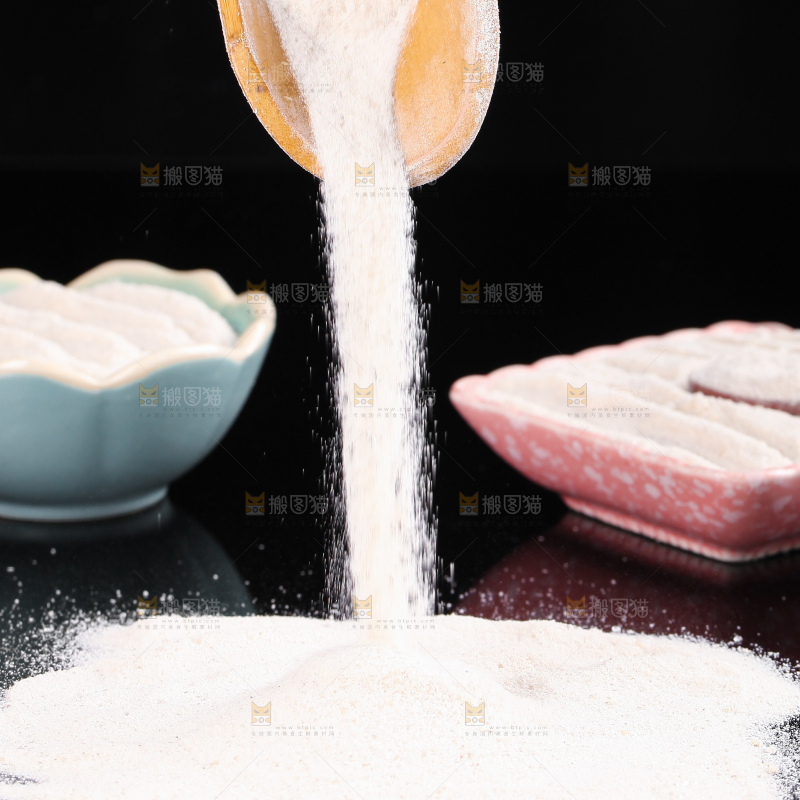 黑底上的奶茶粉