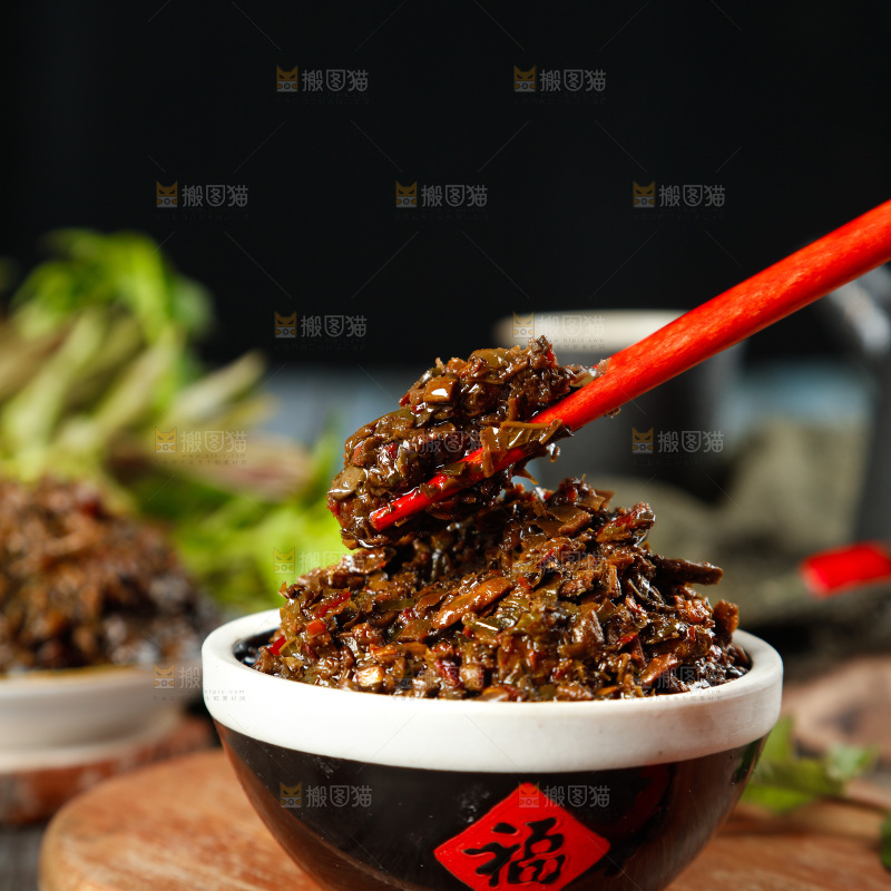 深底上的香椿酱