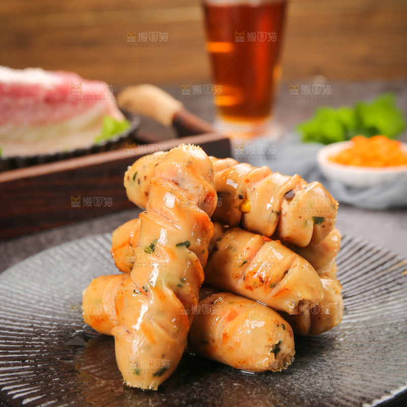 黑底上的膳食蔬菜肠