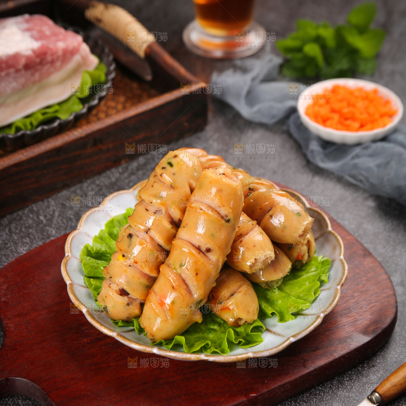 黑底上的膳食蔬菜肠
