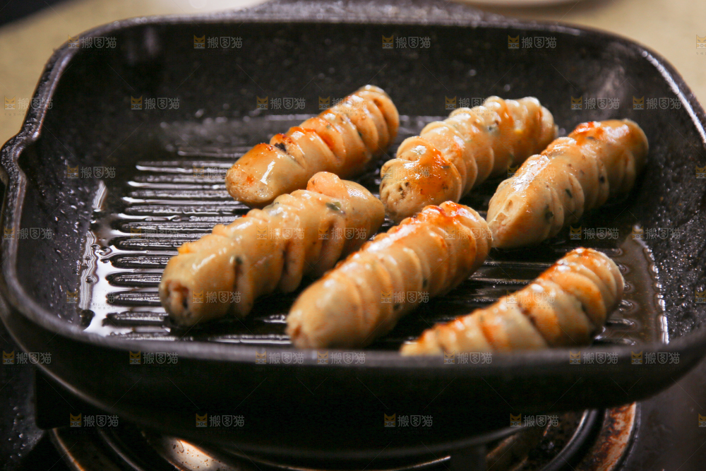 锅里正在煎蔬菜肠
