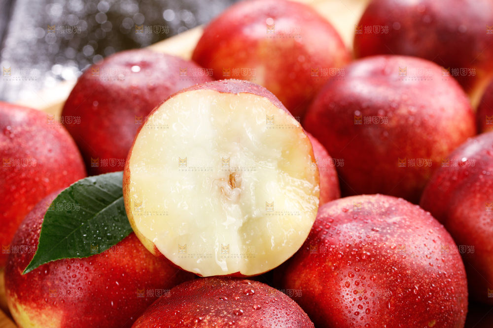 深底上的白心油桃