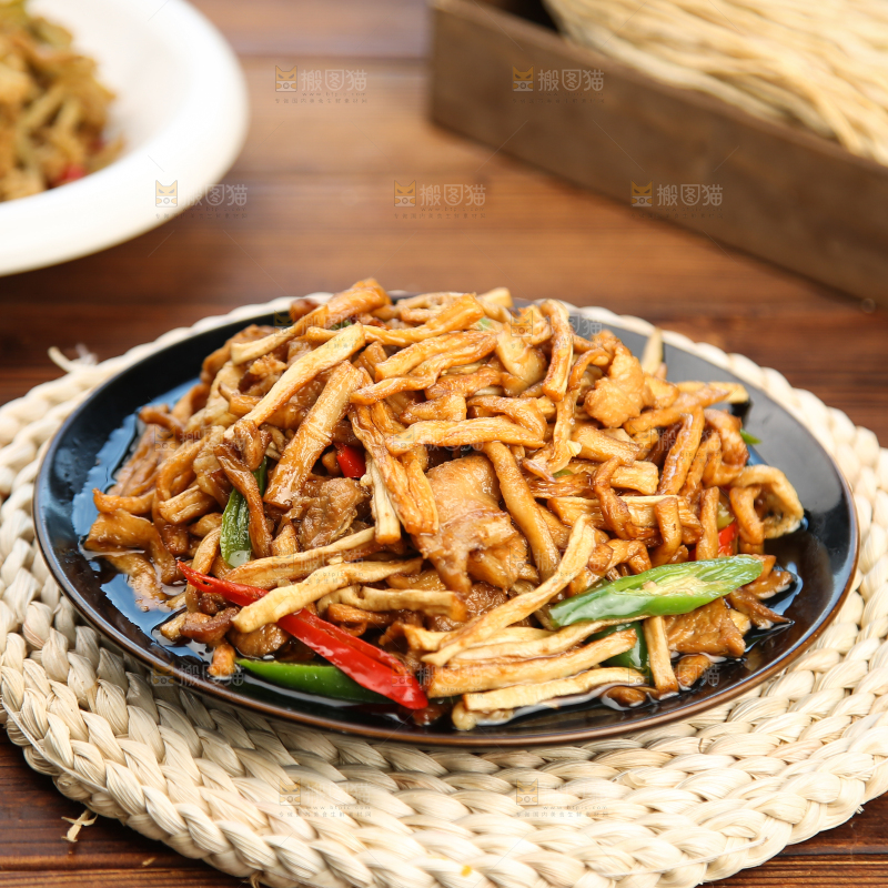 木底上的萝卜条炒肉丝