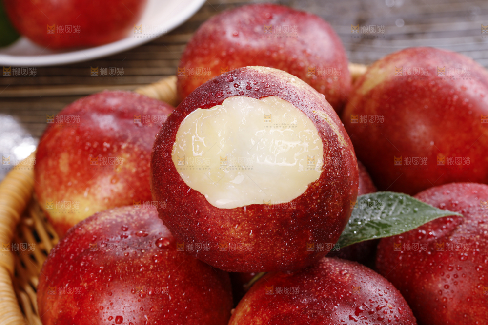 深底上的白心油桃