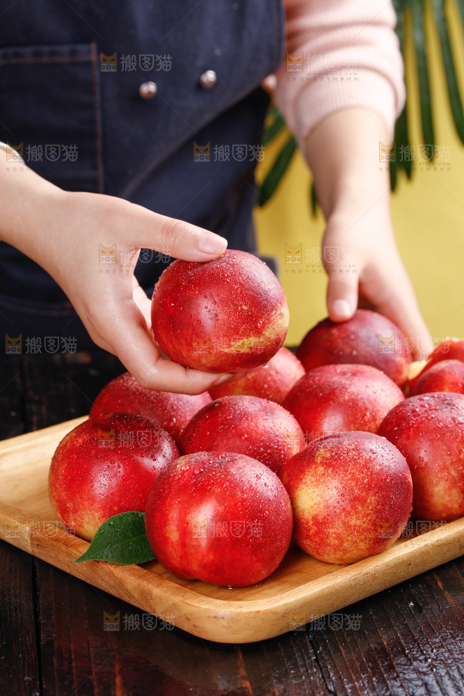 深底上的白心油桃